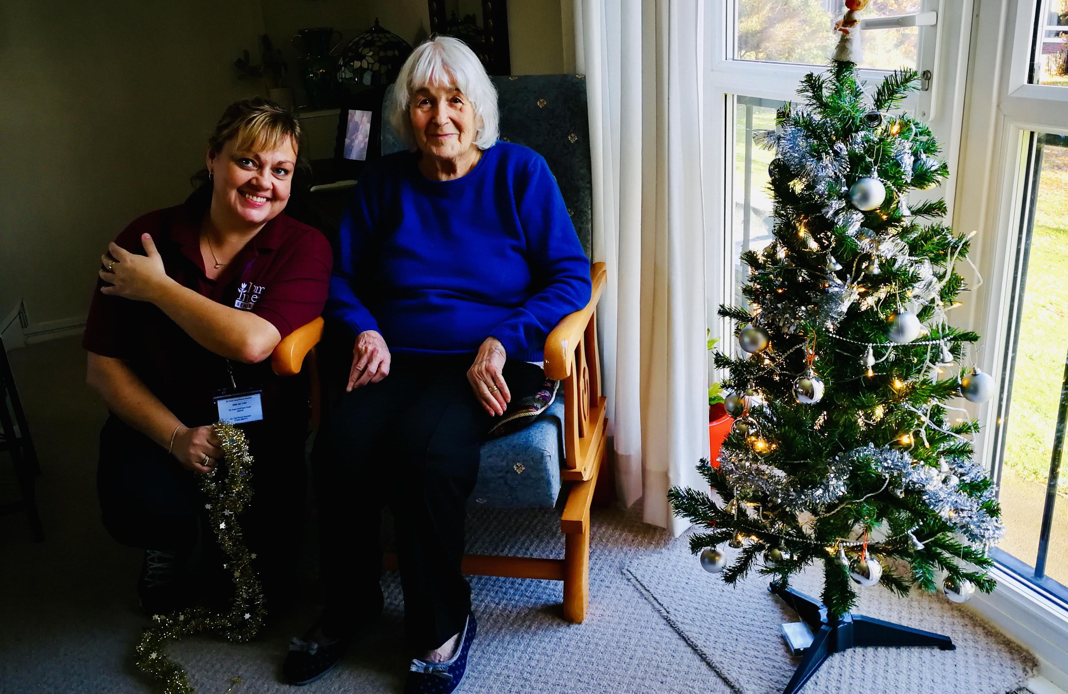 Louise helps her Client Luana to decorate her Christmas tree